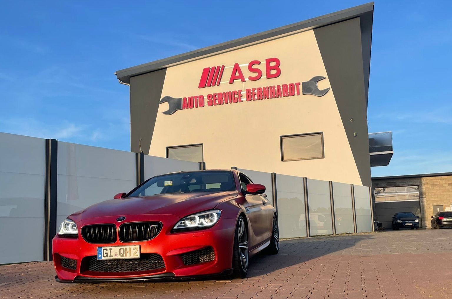 Auto vor der Werkstatt von Auto Service Bernhardt in Laubach
